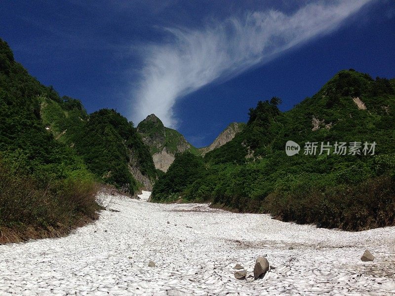 Mount Amakazariyama (雨飾山) across Nagano and Niigata, Japan (百名山)